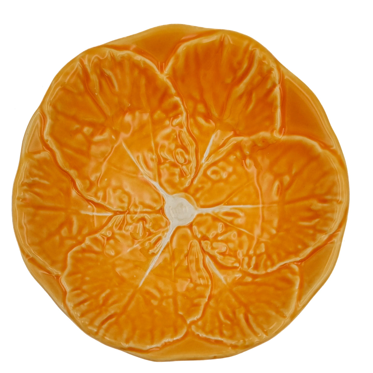En handgjord skål i keramik med form av ett naturtroget kålblad i färgen orange, från Portugal